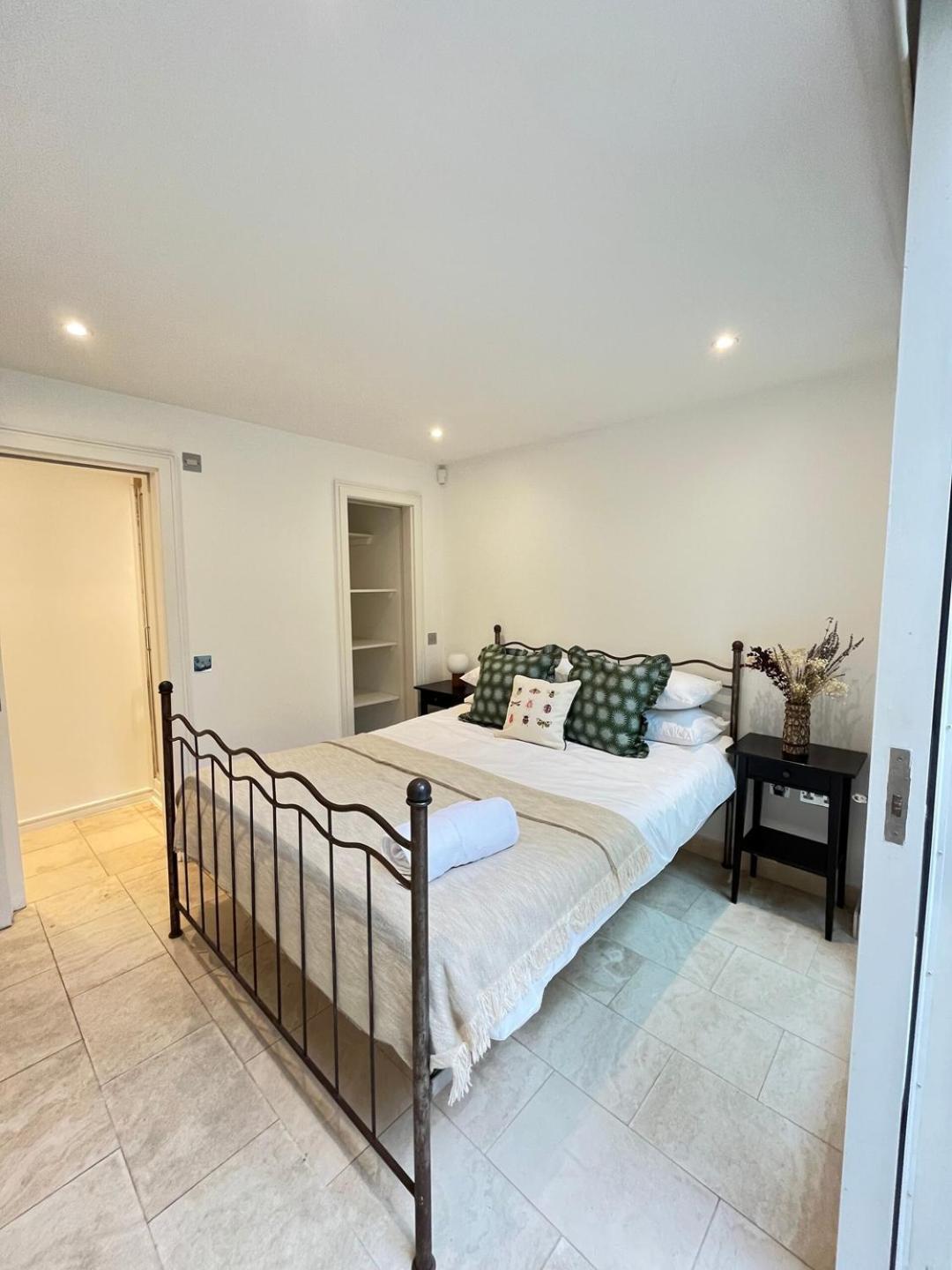 Holland Park Hideaway: A Stylish Escape Holiday home London