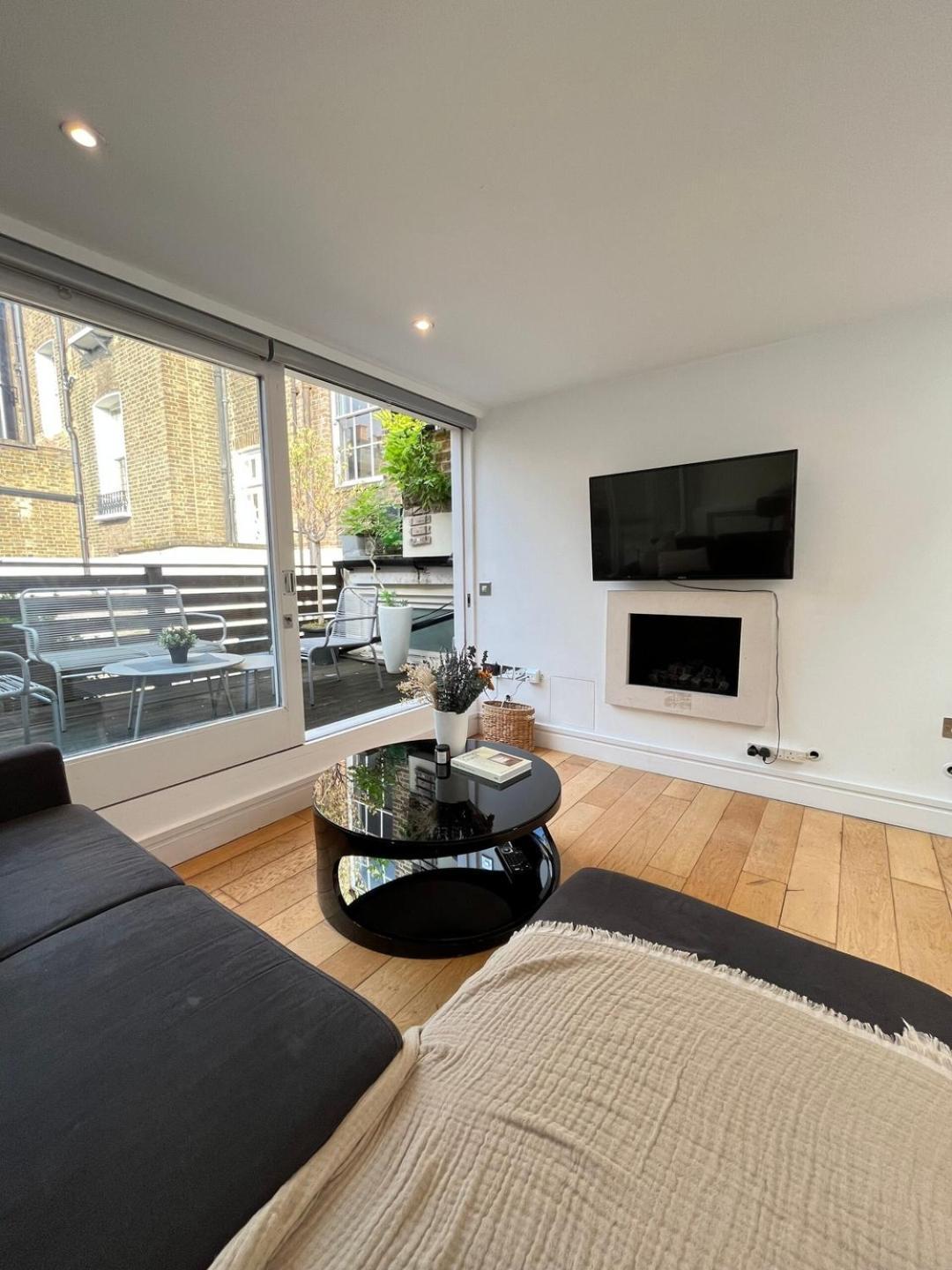 Holland Park Hideaway: A Stylish Escape Holiday home London